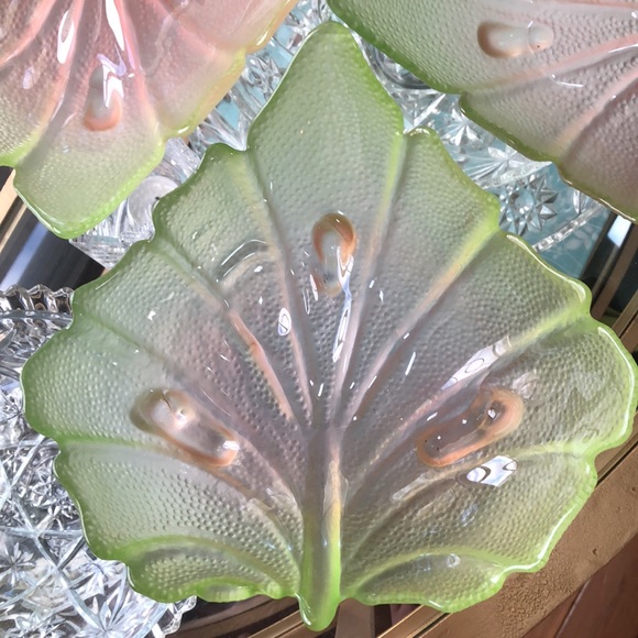 4 Art Vintage green/pink leaf glass bowls 8 1/2” long x 9” wide x 2 1/2” deep - Picture 3 of 10